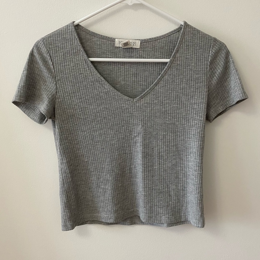 FOREVER 21 GREY RIBBED V NECK CROPPED TEE